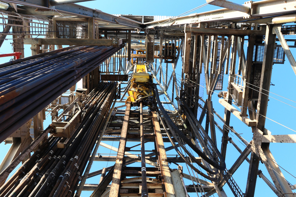 Oil,drilling,derrick,with,top,drive,,drill,pipe,,kelly,hose